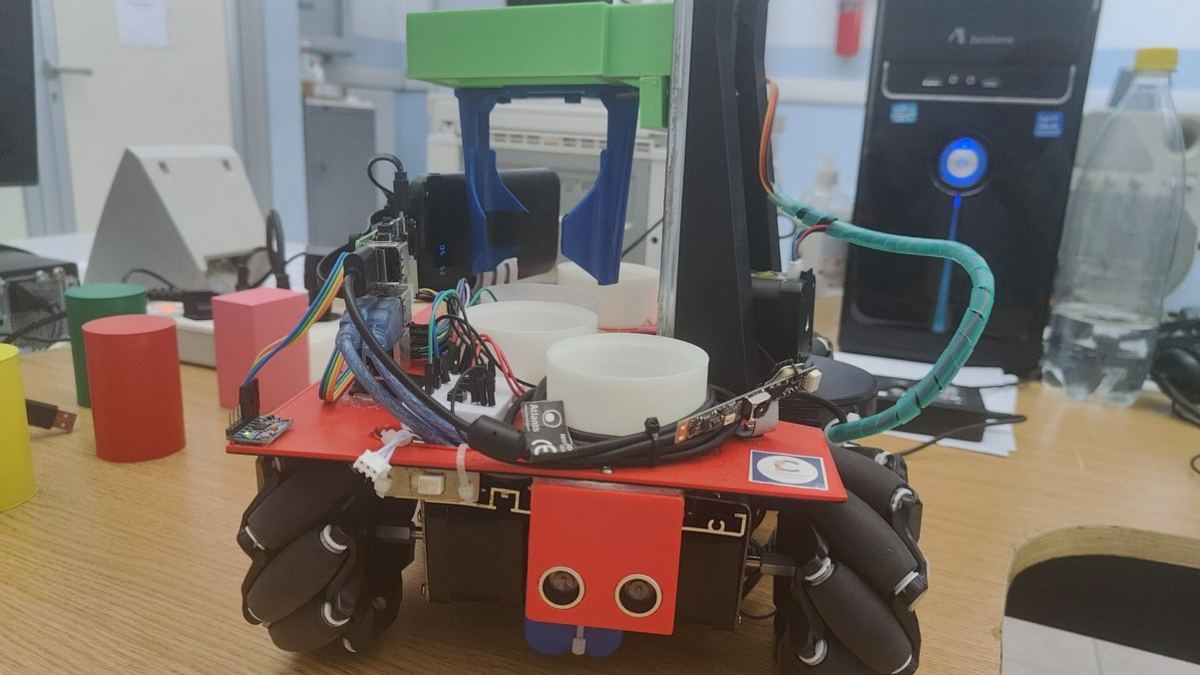 ROBOX visto di fronte, con braccio e vasche di raccolta
