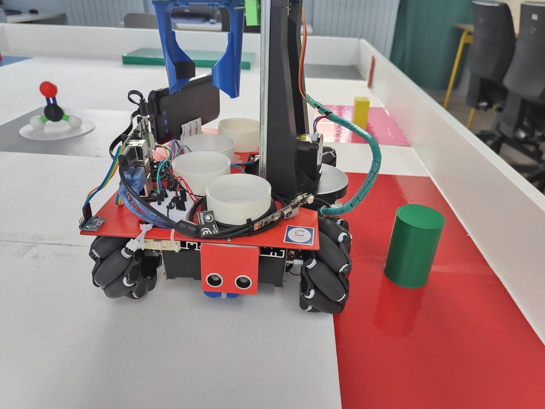 ROBOX, il robot mobile di Faber Labs, in un'arena di gara